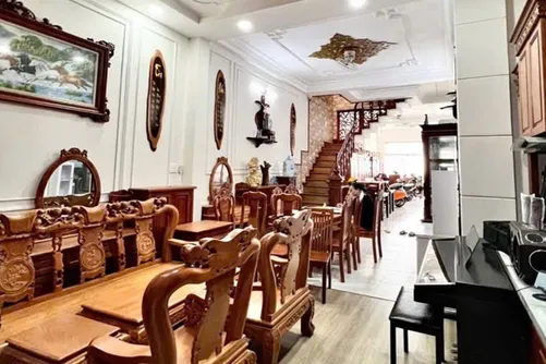 Nhà phố phong cách hiện đại, không gian thoáng đãng - Ánh sáng tự nhiên và nội thất tối giản.